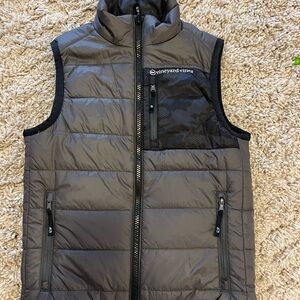 Vineyard Vines Boys reversible vest in size 6.